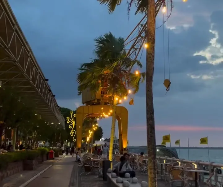 Late afternoon on the boardwalk